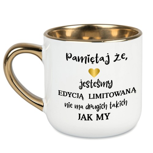 Kubek biały porcelanowy ze złotym rantem i uchem z napisem „Przyjaźń to nie obowiązek bycia, ale przyjemność przebywania”