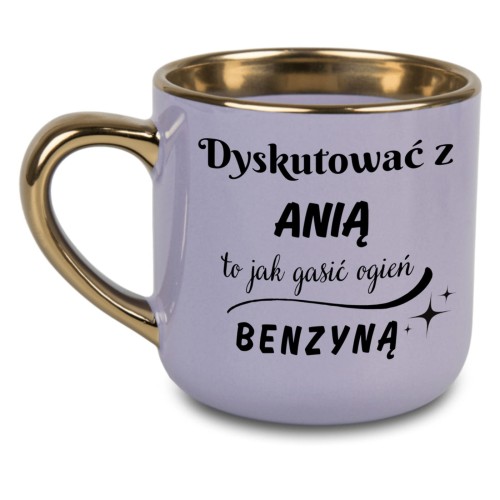 Personalizowany kubek 400 ml z nadrukiem po lewej i prawej stronie – napis „Dyskutować z [Imię] to jak gasić ogień benzyną”