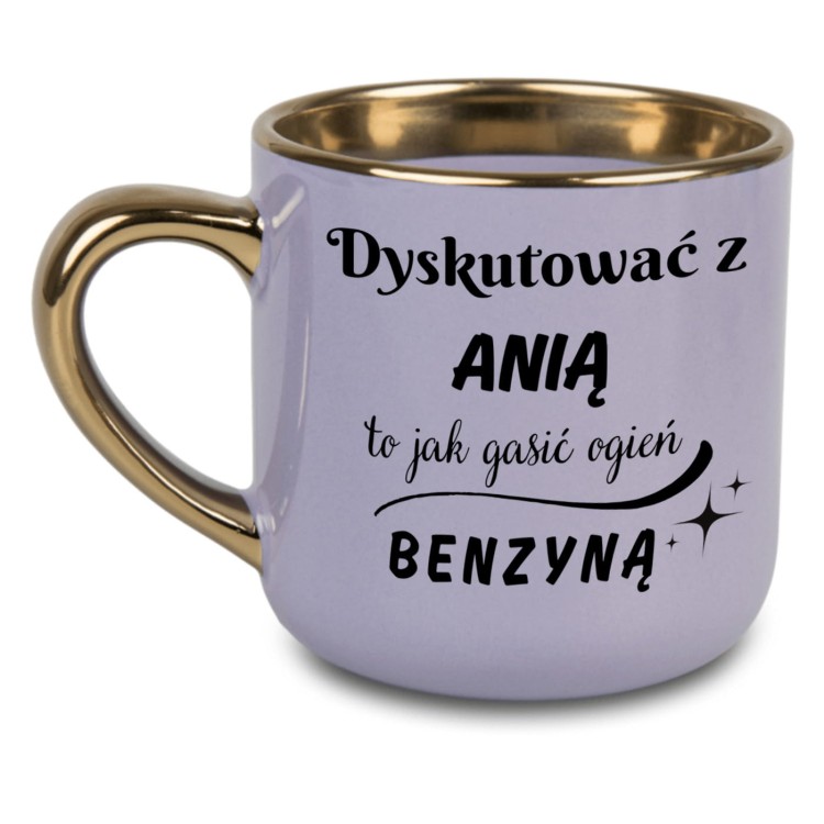 Personalizowany kubek 400 ml z nadrukiem po lewej i prawej stronie – napis „Dyskutować z [Imię] to jak gasić ogień benzyną”