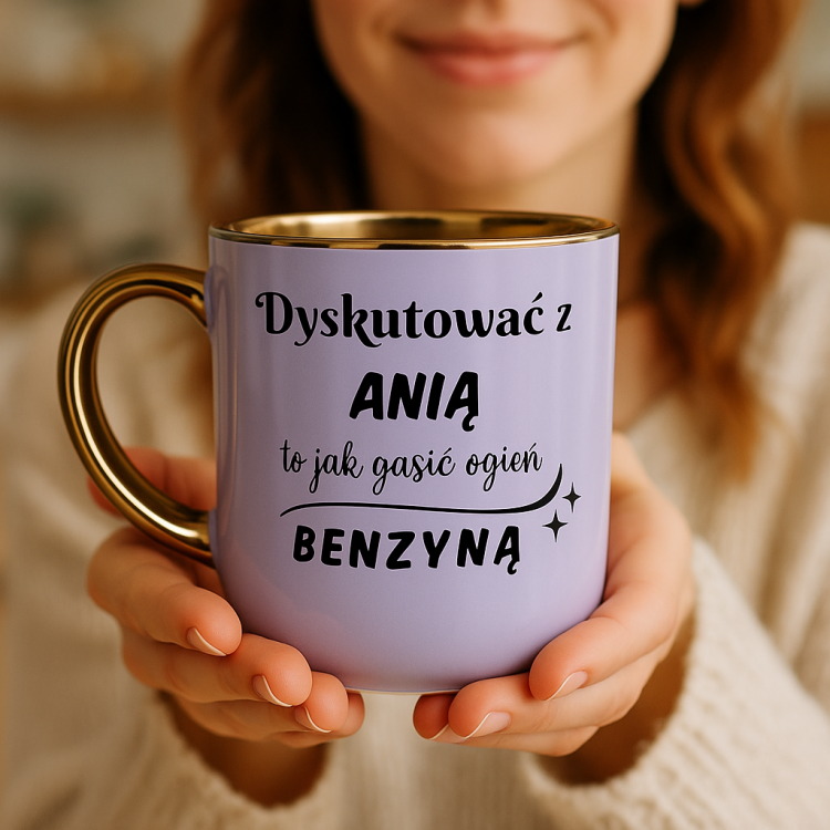 Elegancki kubek z imieniem i humorystycznym cytatem „Dyskutować z [Imię] to jak gasić ogień benzyną” – złote wykończenia