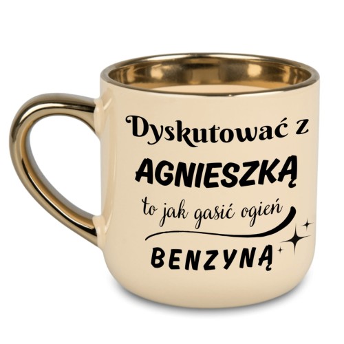 Kremowy kubek 400 ml ze złotym uchem i rantem z napisem „Dyskutować z [Imię] to jak gasić ogień benzyną” – widok z przodu