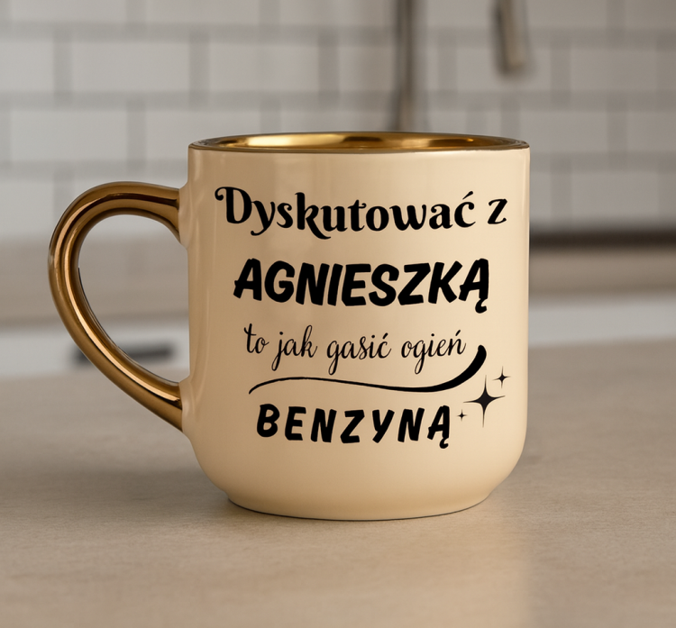 Kubek z imieniem i zabawnym napisem „Dyskutować z [Imię] to jak gasić ogień benzyną” – złote detale
