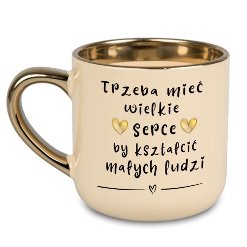 Kubek kremowy ze złotym uchem i rantem z napisem Trzeba mieć wielkie serce by kształcić małych ludzi