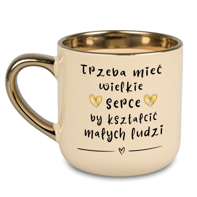 Kubek kremowy ze złotym uchem i rantem z napisem Trzeba mieć wielkie serce by kształcić małych ludzi