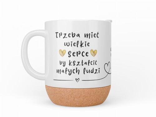 Kubek z napisem „Trzeba mieć wielkie serce, by kształcić małych ludzi” – prezent dla nauczyciela