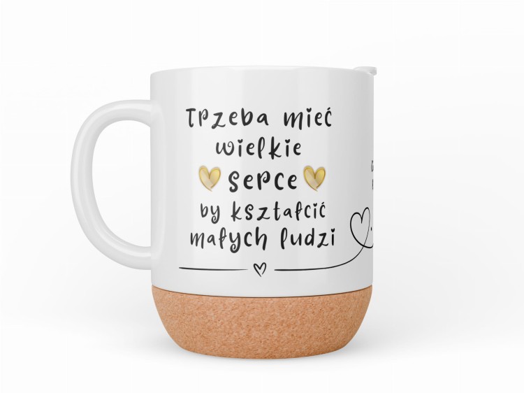 Kubek z napisem „Trzeba mieć wielkie serce, by kształcić małych ludzi” – prezent dla nauczyciela