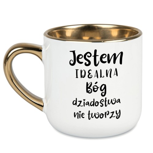 biały kubek ze złotym rantem i uchem z napisem jestem idealna bóg dziadostwa nie tworzy