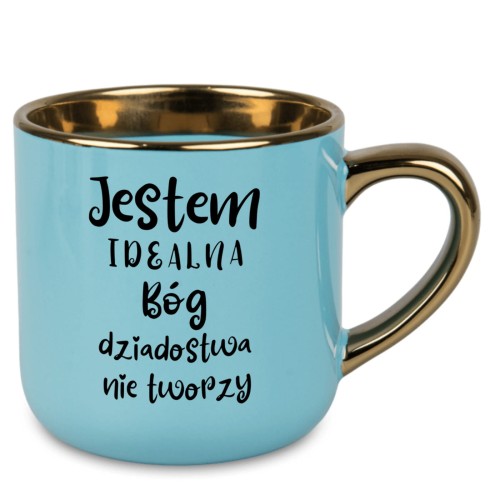 niebieski kubek ze złotym rantem i uchem z napisem jestem idealna bóg dziadostwa nie tworzy