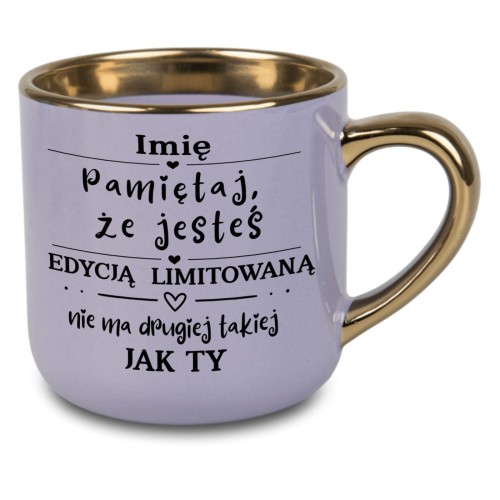 fioletowy kubek ze złotym rantem i uchem z napisem pamiętaj że jesteś edycją limitowaną