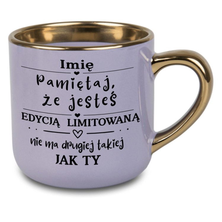 fioletowy kubek ze złotym rantem i uchem z napisem pamiętaj że jesteś edycją limitowaną