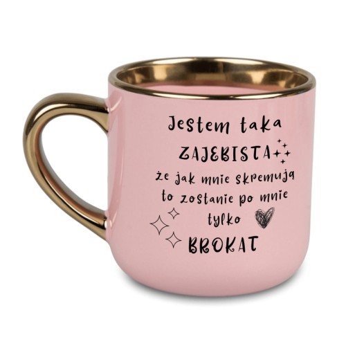 Personalizowany kubek różowy ze złotym uchem i rantem z nadrukiem „Zajebista i zostaje po mnie brokat”