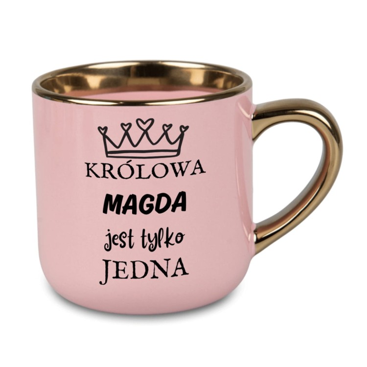 Kubek różowy ze złotym uchem i rantem – personalizowany prezent imieninowy z imieniem „Królowa Magda jest tylko jedna”