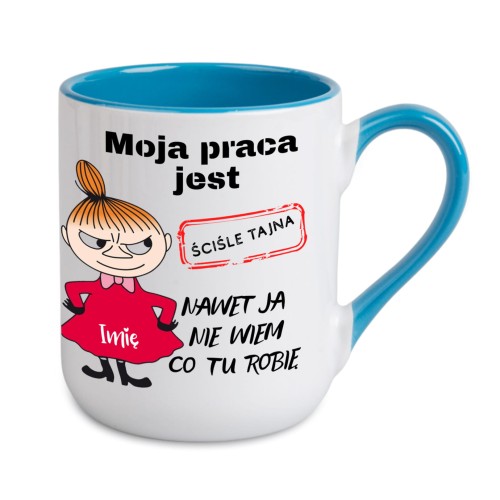 niebieski kubek personalizowany z Małą Mi i zabawnym napisem moja praca jest ściśle tajna