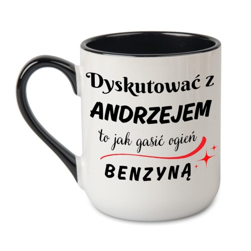 Kubek czarny z napisem Dyskutować z [IMIĘ] to jak gasić ogień benzyną, personalizowany nadruk