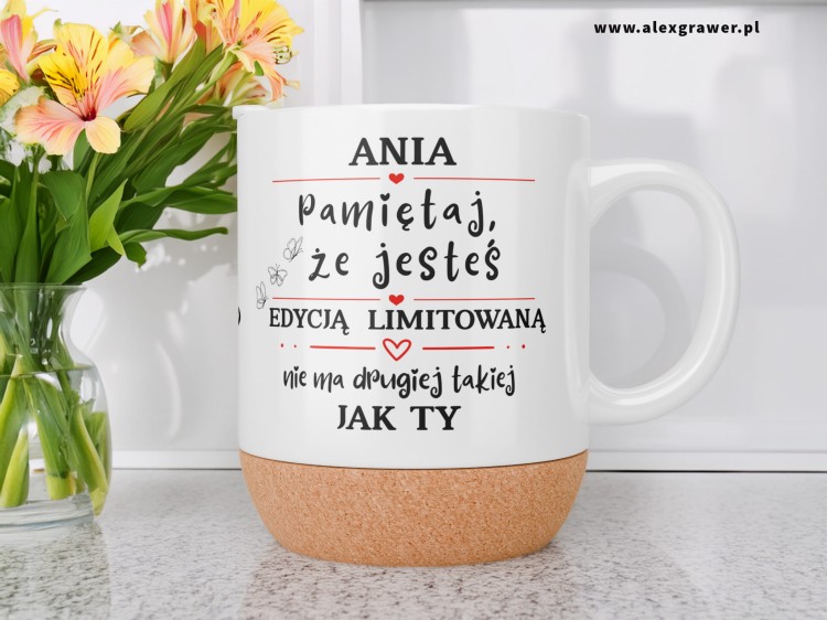 Kubek z napisem „Pamiętaj, że jesteś edycją limitowaną” z imieniem