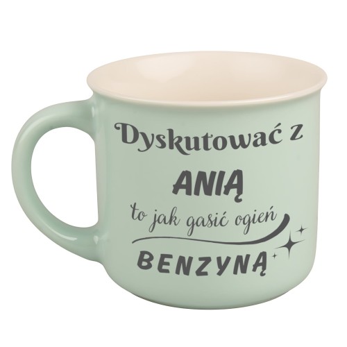 Zielony kubek porcelanowy z napisem „Dyskutować z [Imię] to jak gasić ogień benzyną”