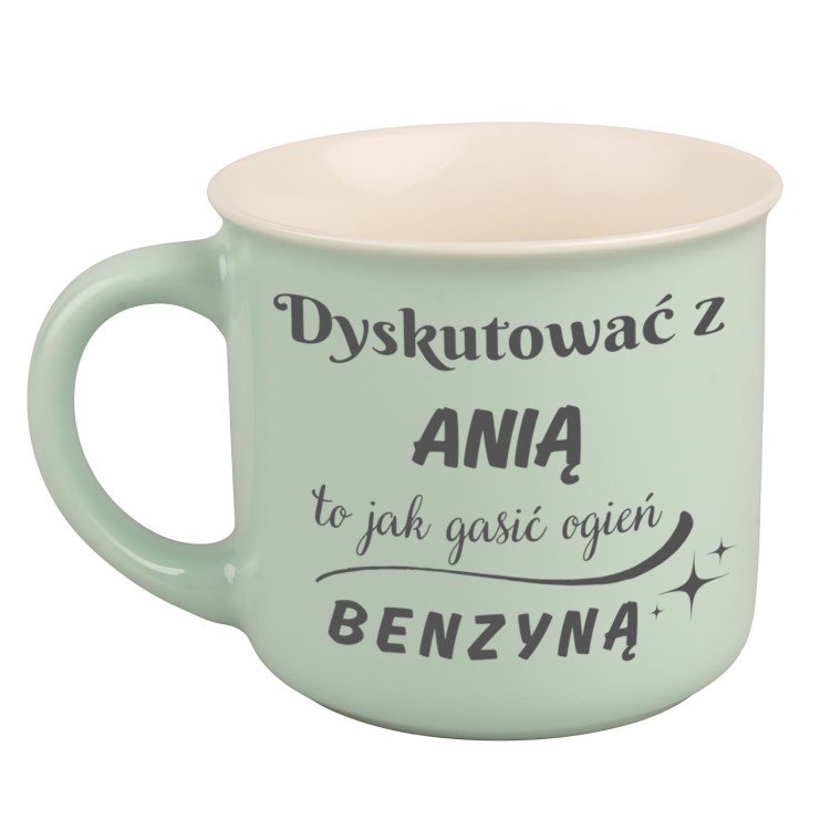 Zielony kubek porcelanowy z napisem „Dyskutować z [Imię] to jak gasić ogień benzyną”
