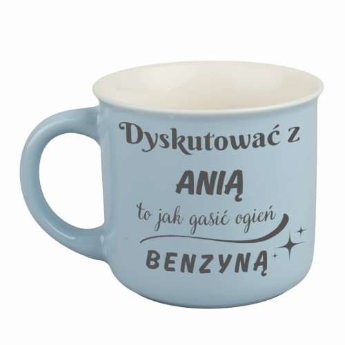 Niebieski kubek porcelanowy z napisem „Dyskutować z [Imię] to jak gasić ogień benzyną”