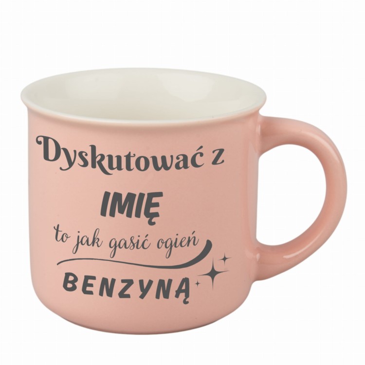 Różowy kubek porcelanowy z napisem „Dyskutować z [Imię] to jak gasić ogień benzyną”