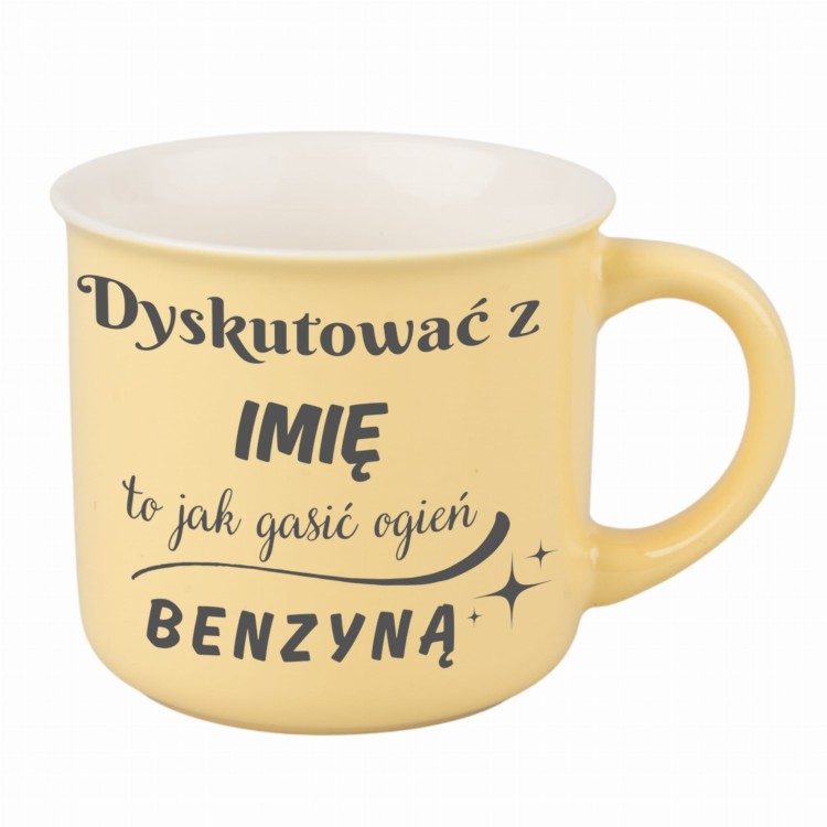 Żółty kubek porcelanowy z napisem „Dyskutować z [Imię] to jak gasić ogień benzyną”