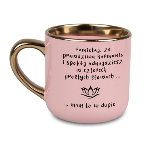 różowy kubek glamour 400 ml ze złotym uchem – napis „mam to w dupie”
