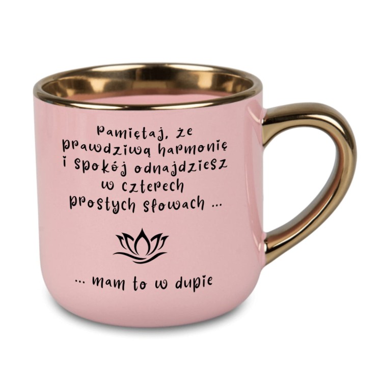 elegancki kubek różowy z nadrukiem „prawdziwą harmonię i spokój odnajdziesz w czterech słowach”