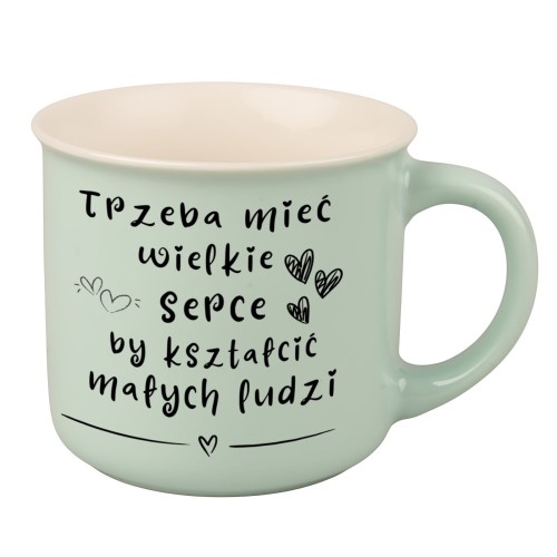 kubek zielony dla nauczyciela z napisem „Trzeba mieć wielkie serce, by kształcić małych ludzi”