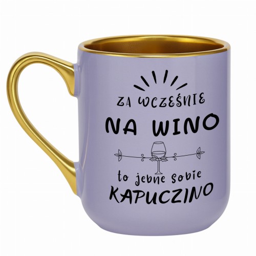 fioletowy kubek ze złotym rantem i zabawnym napisem o winie i kawie