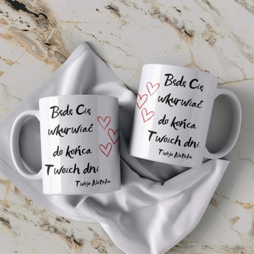 Śmieszny kubek ceramiczny z humorystycznym napisem i serduszkami
