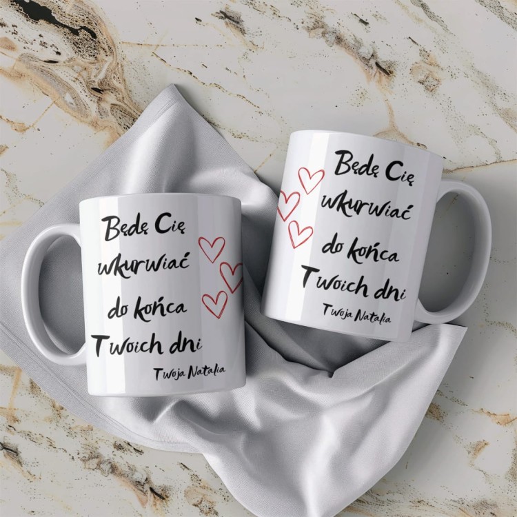 Śmieszny kubek ceramiczny z humorystycznym napisem i serduszkami