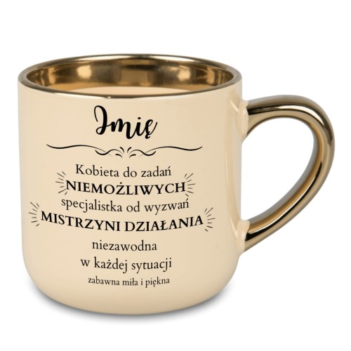 Elegancki kubek 400 ml ze złotym uchem i rantem z napisem Kobieta do zadań niemożliwych – personalizowany imieniem