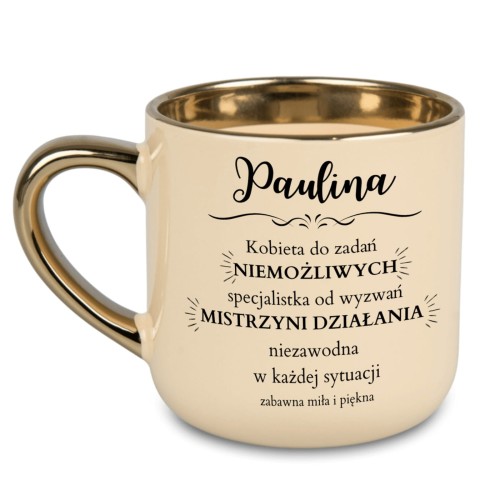 Kubek na prezent dla kobiety – mistrzyni działania, personalizowany dowolnym imieniem, sklep alexgrawer.pl