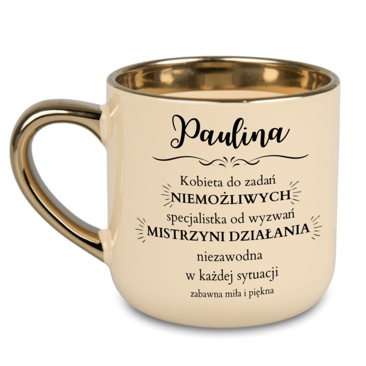 Kubek na prezent dla kobiety – mistrzyni działania, personalizowany dowolnym imieniem, sklep alexgrawer.pl