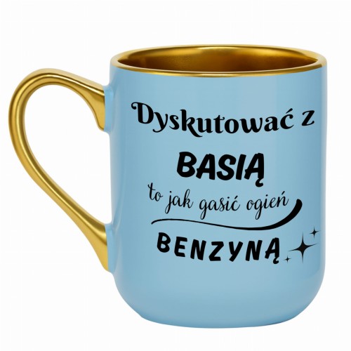 jasnoniebieski kubek ze złotym rantem z napisem „Dyskutować z imię to jak gasić ogień benzyną”