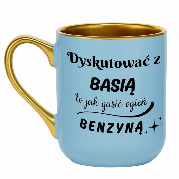 jasnoniebieski kubek ze złotym rantem z napisem „Dyskutować z imię to jak gasić ogień benzyną”
