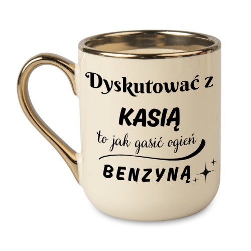 kremowy kubek ze złotym rantem i napisem „Dyskutować z imię to jak gasić ogień benzyną”
