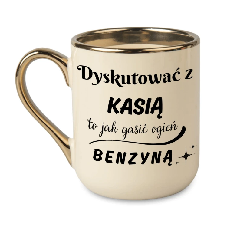 kremowy kubek ze złotym rantem i napisem „Dyskutować z imię to jak gasić ogień benzyną”