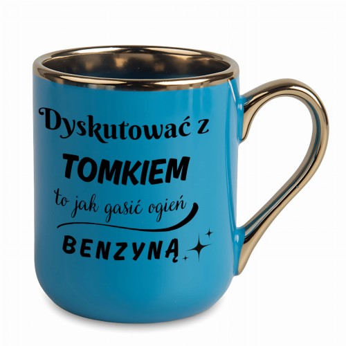 niebieski kubek ze złotym rantem i napisem „Dyskutować z imię to jak gasić ogień benzyną”