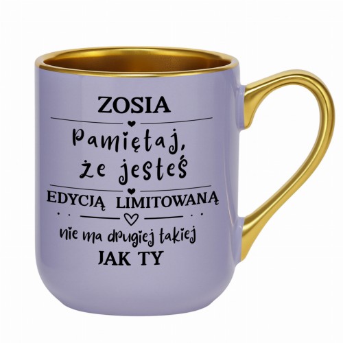 fioletowy kubek ze złotym rantem i napisem „pamiętaj że jesteś edycją limitowaną”