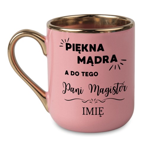 elegancki kubek różowy ze złotym uchem i napisem pani magister prezent dla absolwentki alexgrawer