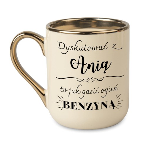 kubek personalizowany dla kobiety z imieniem [IMIĘ] i tekstem dyskutować z [IMIĘ] to jak gasić ogień benzyną