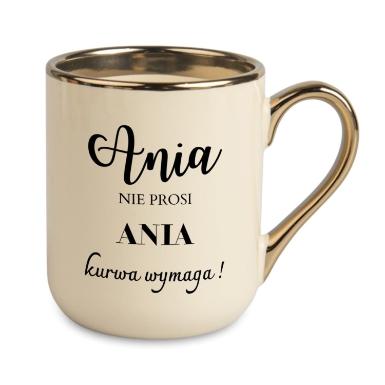 kremowy kubek ze złotym rantem z napisem [IMIĘ] nie prosi [IMIĘ] kurwa wymaga