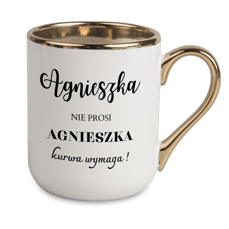 kubek ze złotym uchem i rantem z napisami Agnieszka kurwa wymaga oraz dyskutować z Agnieszką