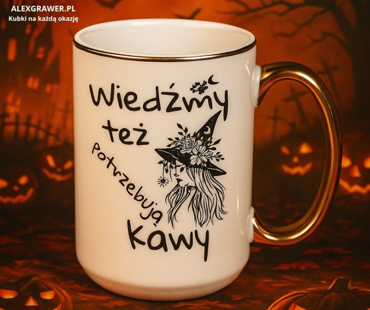 kubek z napisem wiedźmy też potrzebują kawy po lewej i prawej stronie