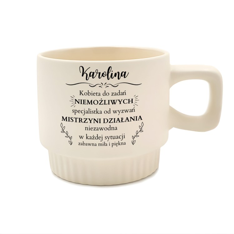 kremowy kubek matowy z imieniem Karolina kobieta do zadań niemożliwych