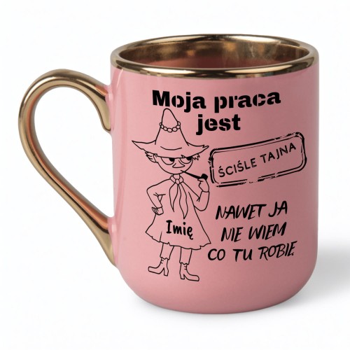 kubek z postacią włóczykija i napisem humorystycznym
