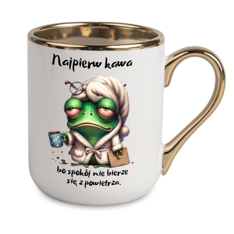 kubek z grafiką zmęczonej żaby w szlafroku i napisem najpierw kawa bo spokój nie bierze się z powietrza