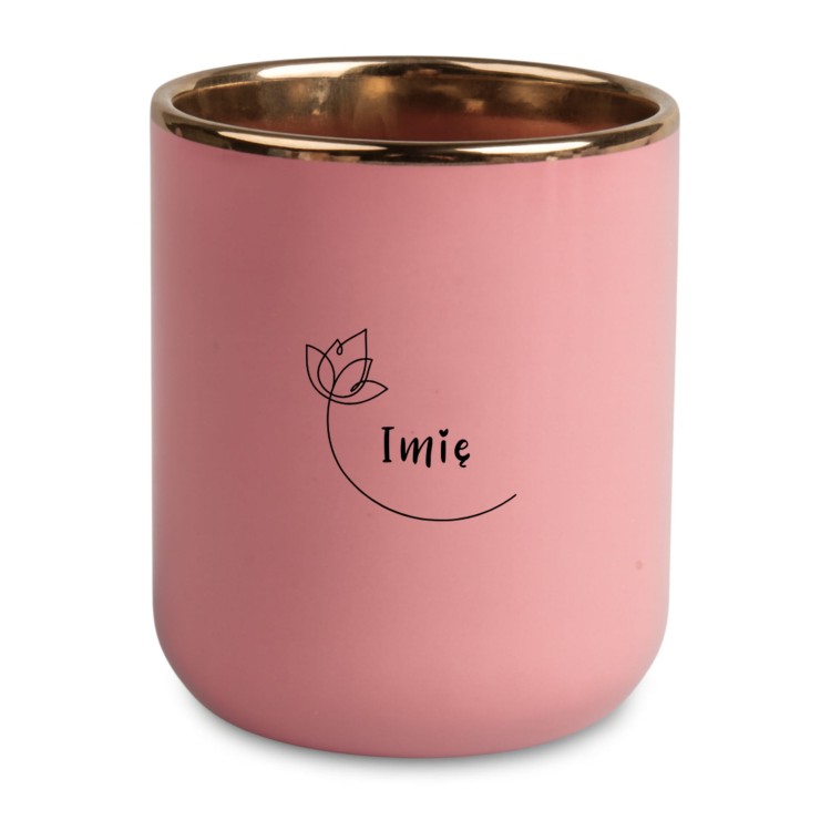 personalizowany kubek różowy z imieniem po środku