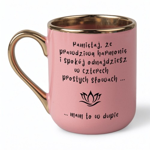 kubek różowy ze złotym uchem z zabawnym tekstem o harmonii