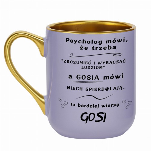 fioletowy kubek ze złotym uchem z nadrukiem po lewej i prawej stronie